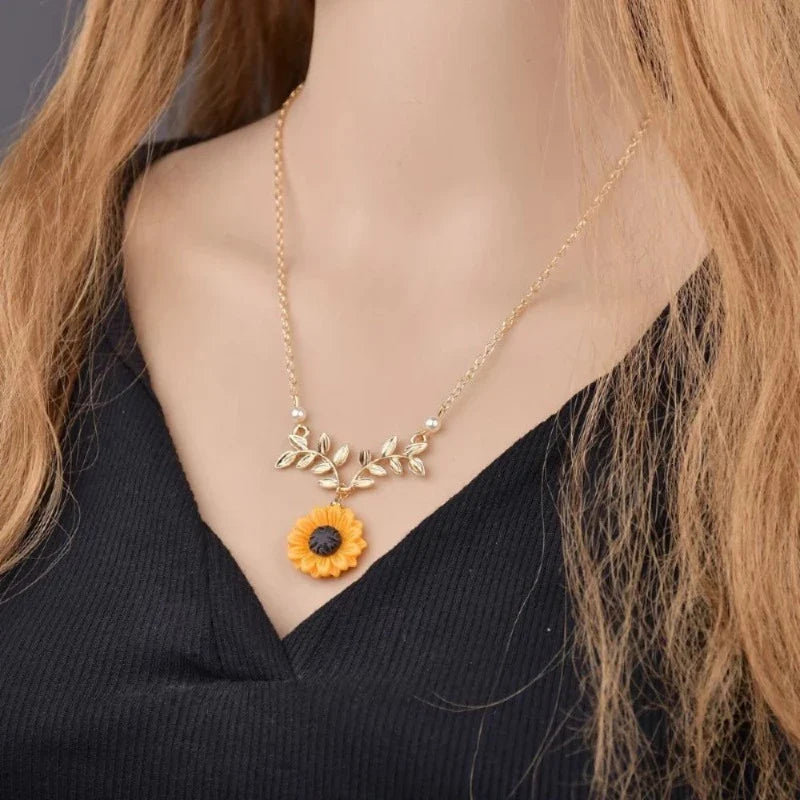 DaintyLilyåä? Sunflower Necklace