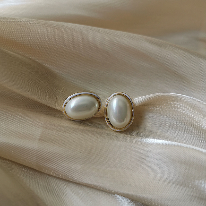 Pearl oyster earring