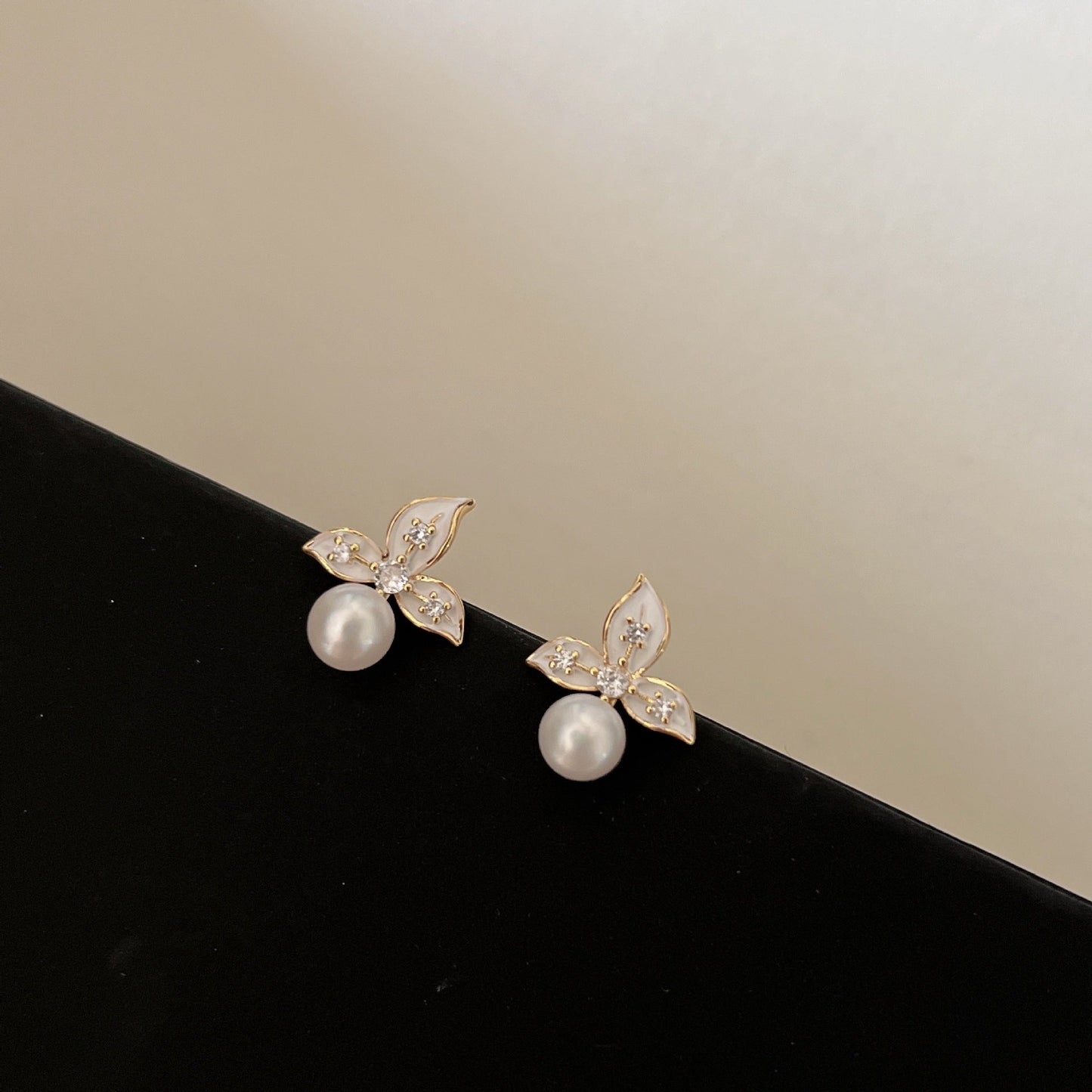 Camellia design fresh water pearl earrings