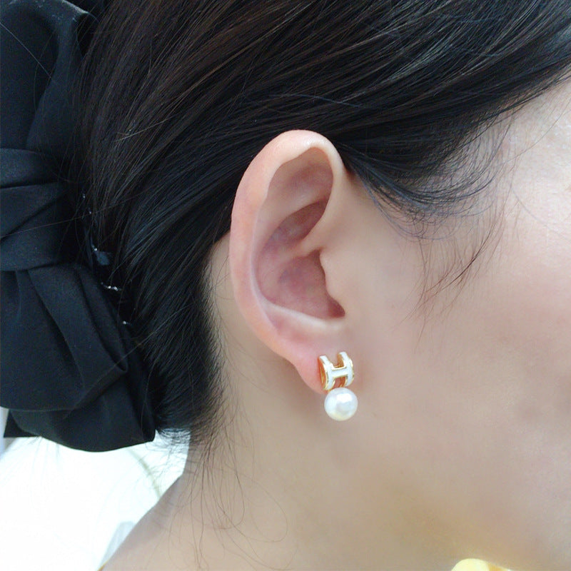 Letter H freshwater pearl stud earrings