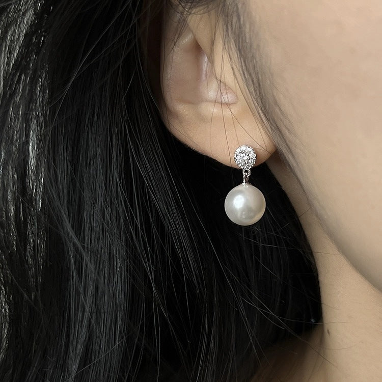 Simple daily commute with pearl studs