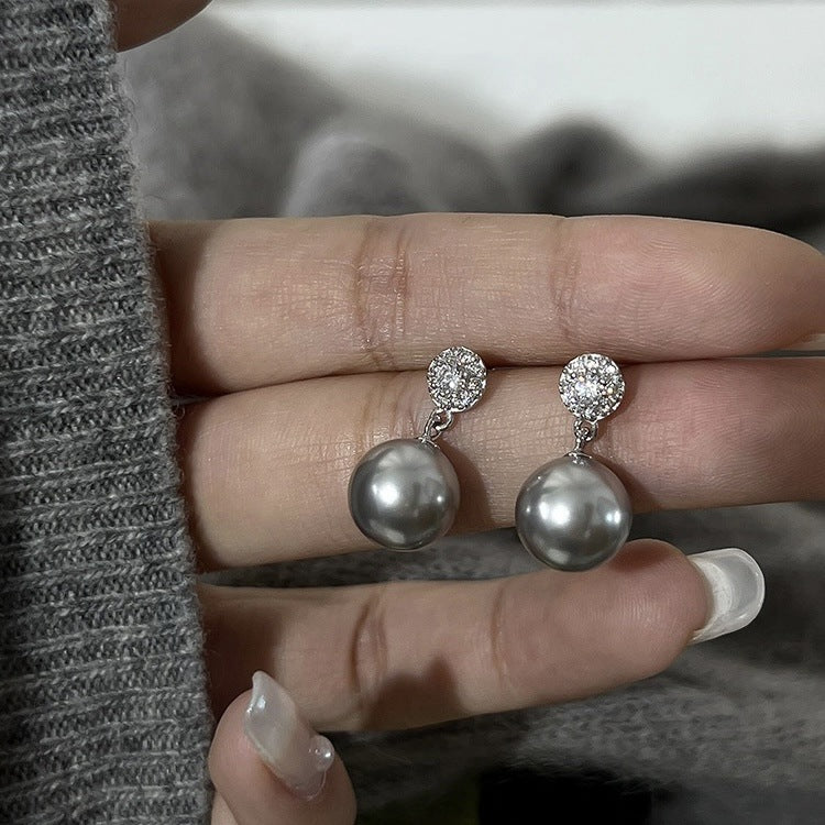 Simple daily commute with pearl studs